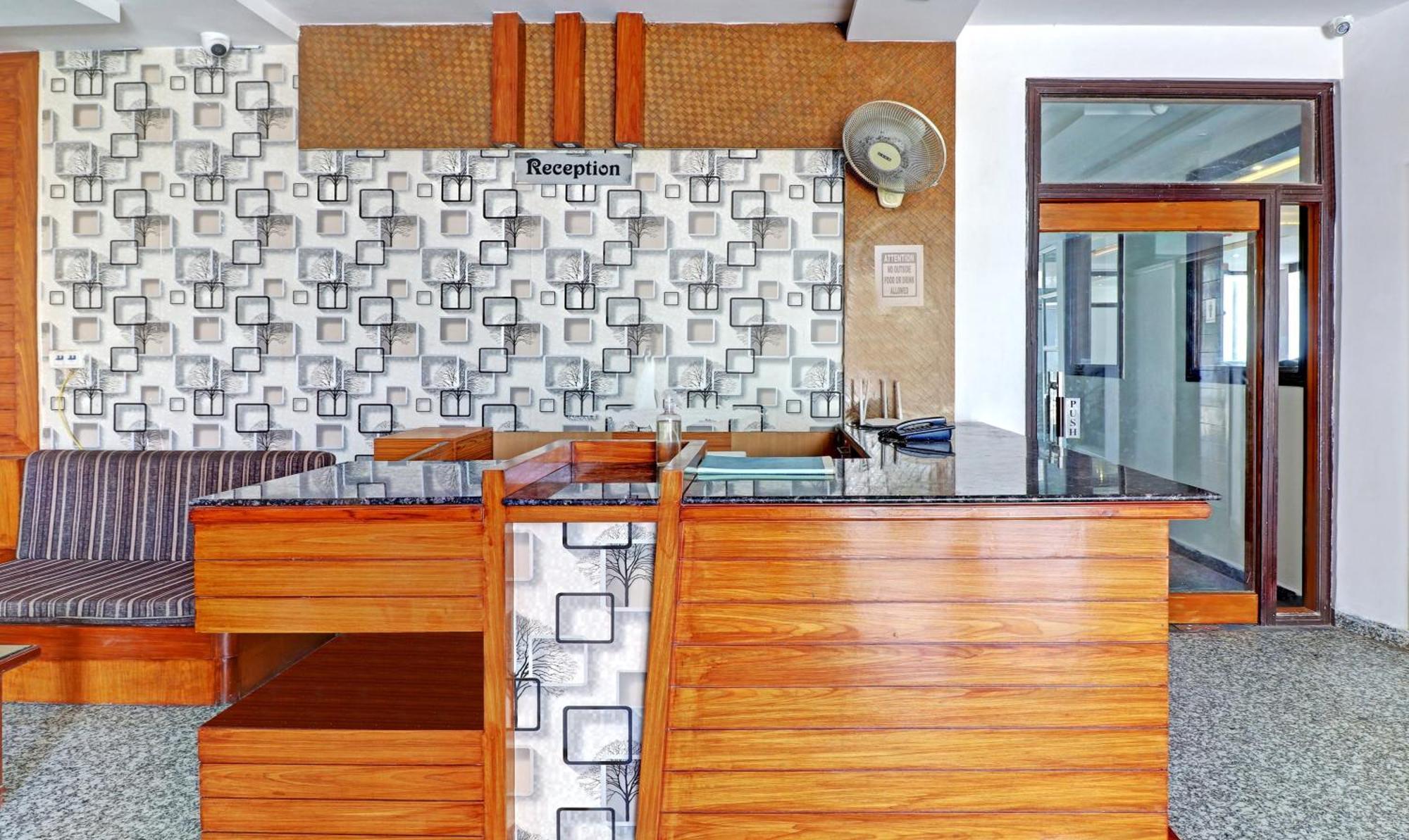 4 View Hotel Tajganj Ngoại thất bức ảnh